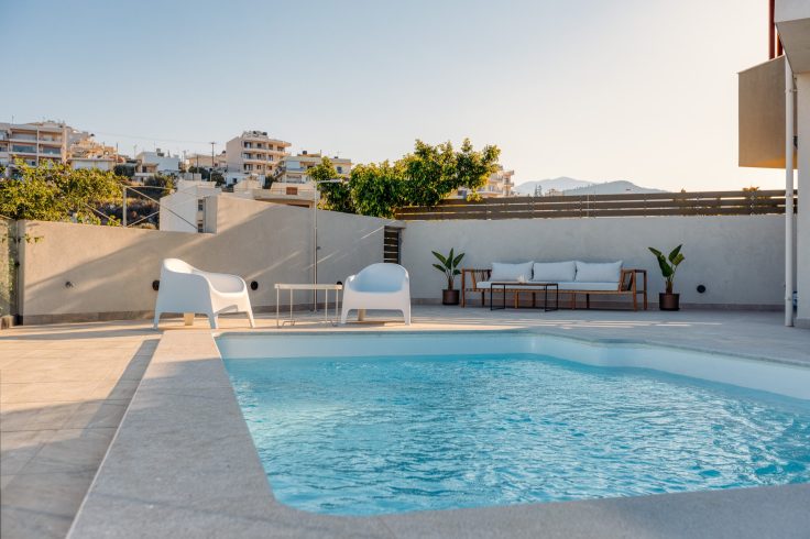 Ammoudi Suites I - Outer yard with pool